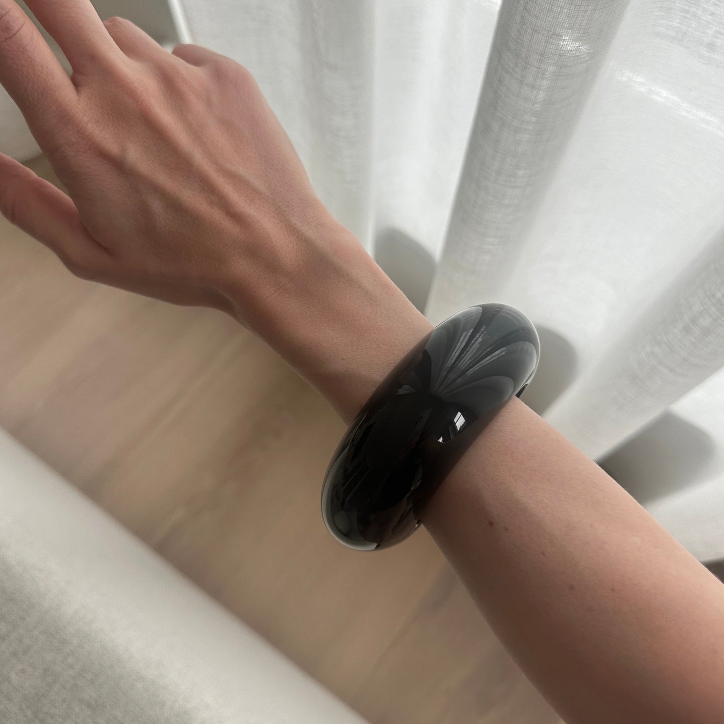 Großer Armreif in Schwarz
