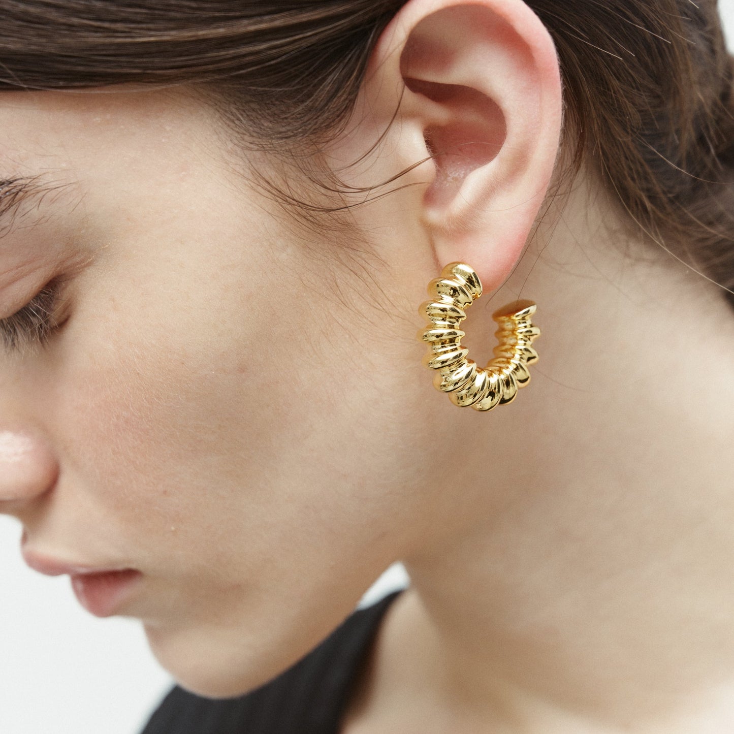 Structured hoops: gold