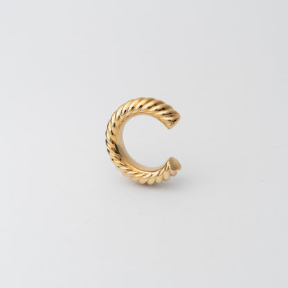 The ring: gold twist