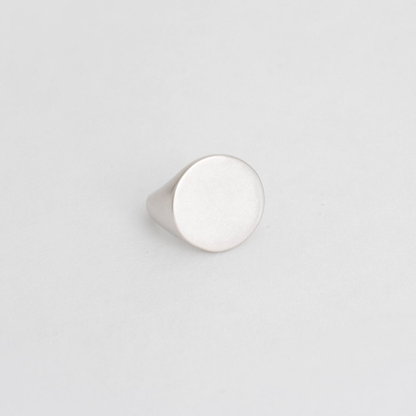 Matt signet ring in silver - Neeka Studios