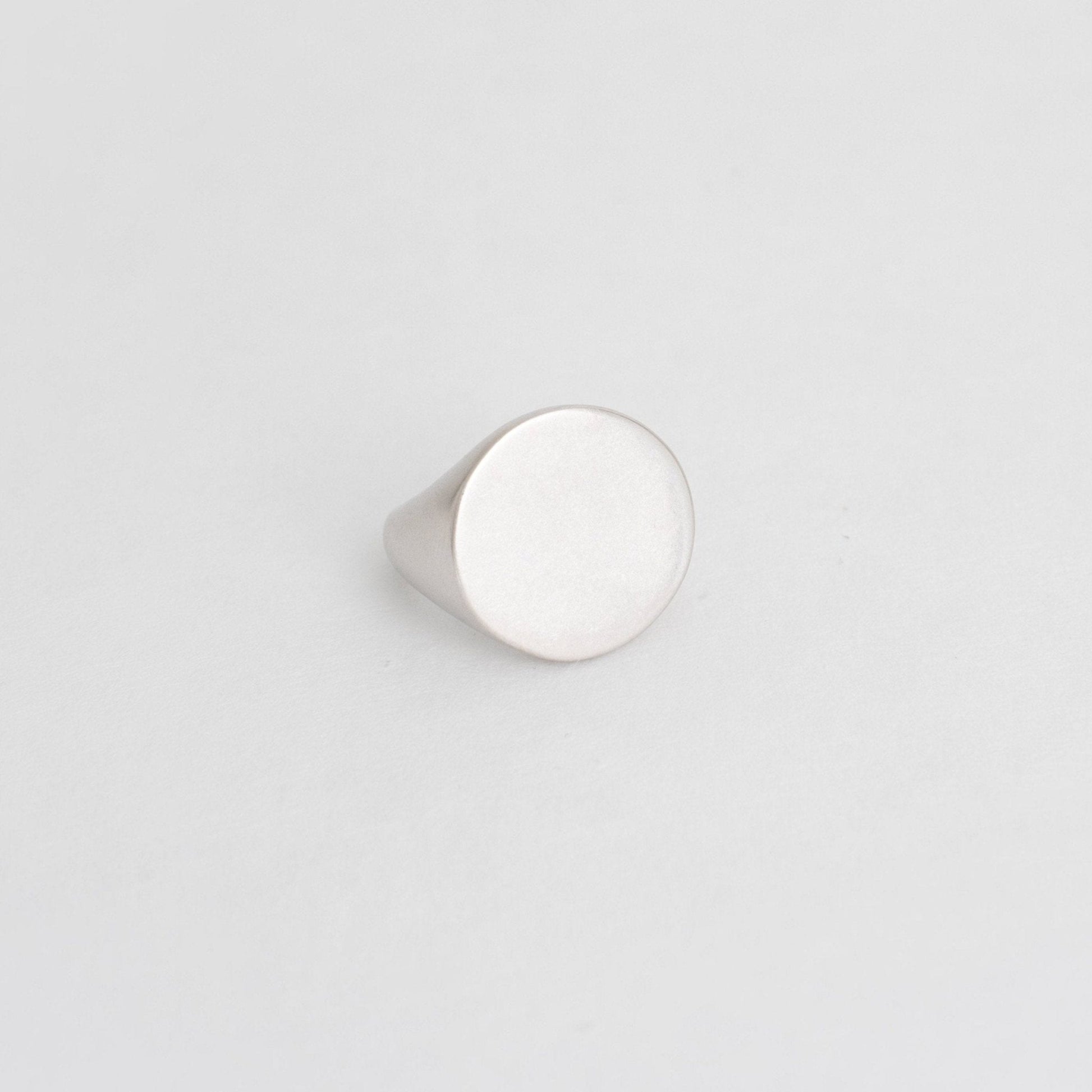 Matt signet ring in silver - Neeka Studios