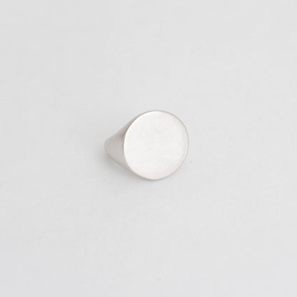 Matt signet ring in silver - Neeka Studios