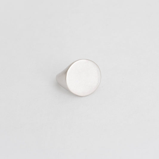 Matt signet ring in silver - Neeka Studios