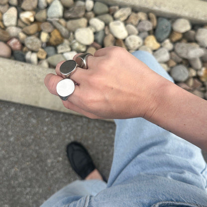 Matt signet ring in silver - Neeka Studios