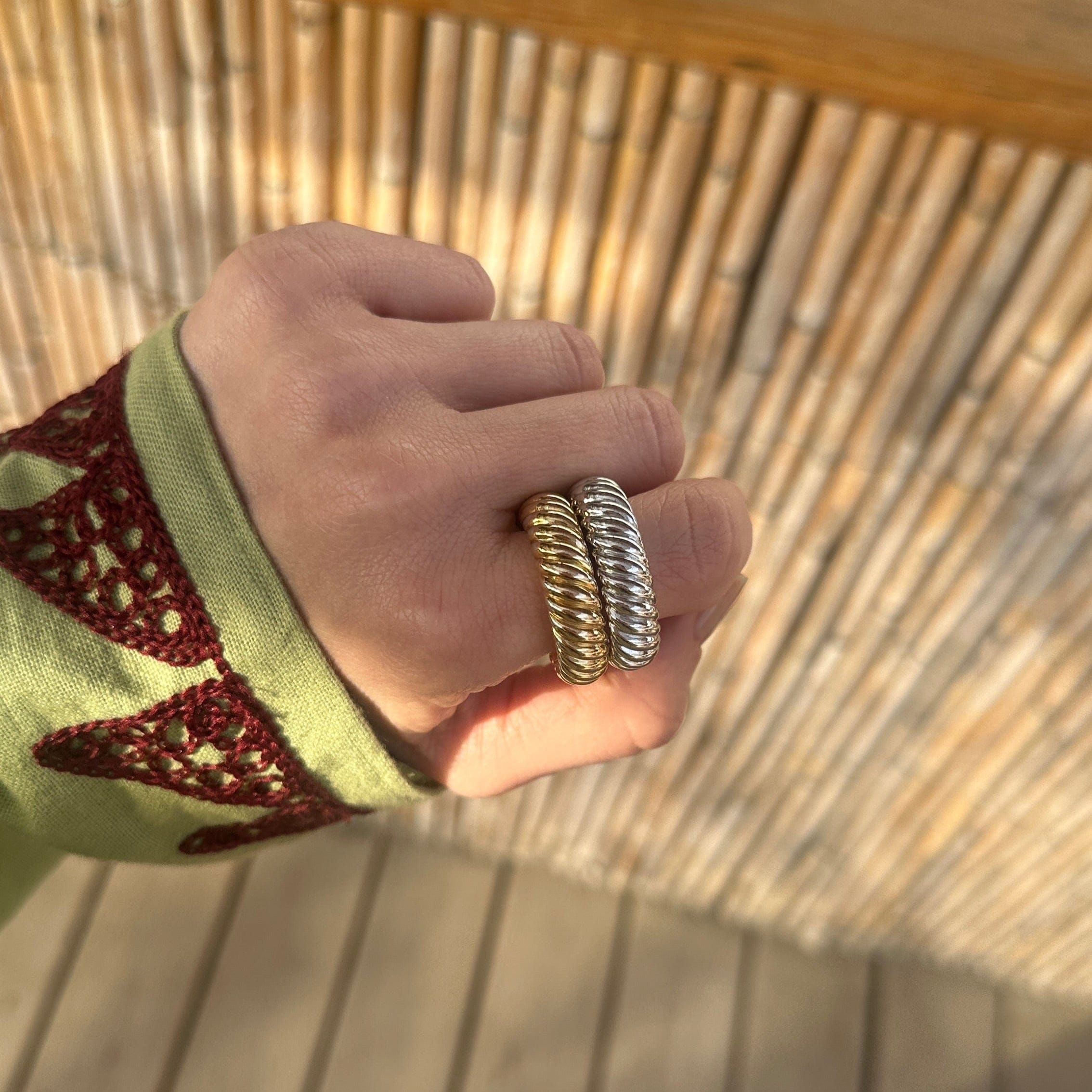 The Ring: gold twist - Neeka Studios