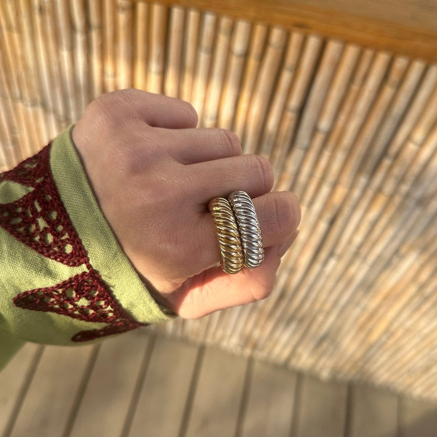 The Ring: gold twist - Neeka Studios